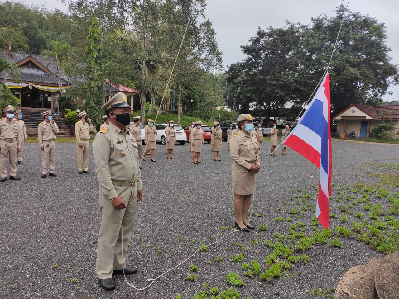กิจกรรม เข้าแถวเคารพธงชาติ ไหว้พระสวดมนต์ และกล่าวคำปฏิญาณตน